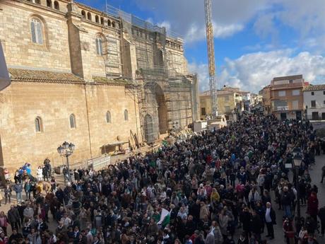 Asociación de Vecinos del Pilar de Abajo y San Sebastián de Almodóvar del Campo entregan a Valverde la medalla del Santo