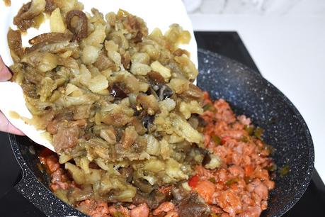 Berenjenas rellenas con salchichas de cerdo Berenjenas rellenas con salchichas de cerdo