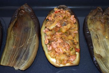 Berenjenas rellenas con salchichas de cerdo Berenjenas rellenas con salchichas de cerdo