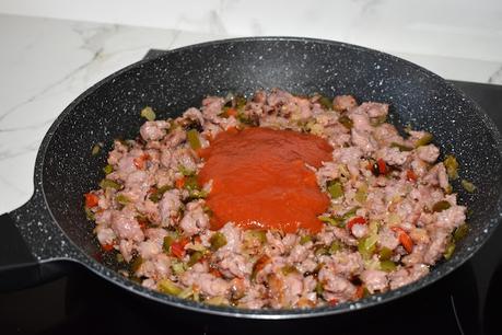 Berenjenas rellenas con salchichas de cerdo Berenjenas rellenas con salchichas de cerdo