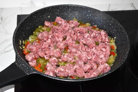 Berenjenas rellenas con salchichas de cerdo Berenjenas rellenas con salchichas de cerdo