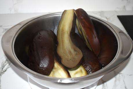 Berenjenas rellenas con salchichas de cerdo Berenjenas rellenas con salchichas de cerdo