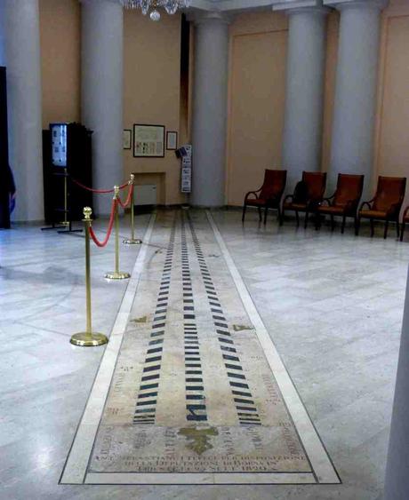 La bella meridiana de la Bolsa de Trieste