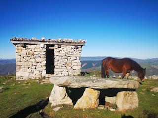 Dolmen de Merillés desde Tuña