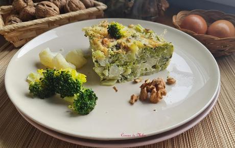 Pastel de brocoli y coliflor con queso de cabra, nueces y salsa de yogur