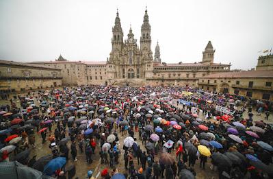 Ante la crisis de los pellets, una marea humana toma Santiago “en defensa do mar”.