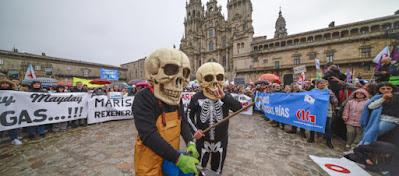 Ante la crisis de los pellets, una marea humana toma Santiago “en defensa do mar”.