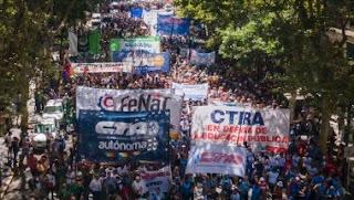 Miles persona manifiesto en plaza frente congresos