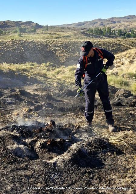 Bomberos Voluntarios de Piedra del Águila controlan un incendio