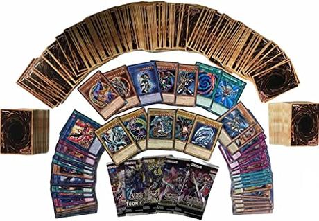 100 Tarjetas Yu-Gi-Oh 85 Commons 10 Raras 5 Tarjetas Holo + 1 Booster Aleatorio Yu-Gi-Oh + 1 dragón Blanco Ojos Azules, Mago Oscuro o dragón Negro Ojos Rojos + 1 Heartforcards® Toploader