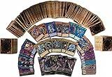 100 Tarjetas Yu-Gi-Oh 85 Commons 10 Raras 5 Tarjetas Holo + 1 Booster Aleatorio Yu-Gi-Oh + 1 dragón Blanco Ojos Azules, Mago Oscuro o dragón Negro Ojos Rojos + 1 Heartforcards® Toploader