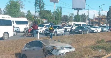 (video)Conductor pierde el control sobre la Carretera 57 y provoca accidente