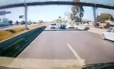 (video)Conductor pierde el control sobre la Carretera 57 y provoca accidente