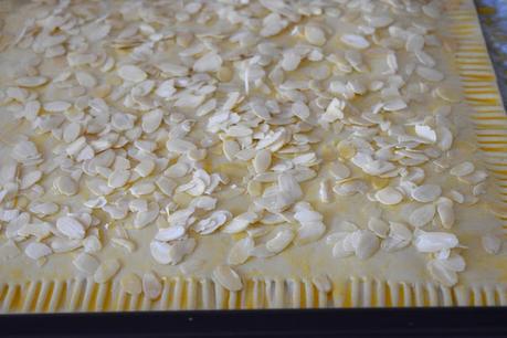 Coca de hojaldre con almendras relleno de cabello de ángel