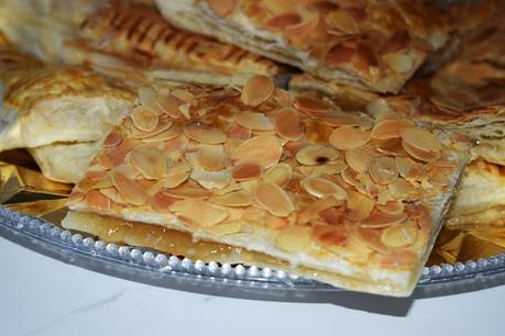 Coca de hojaldre con almendras relleno de cabello de ángel