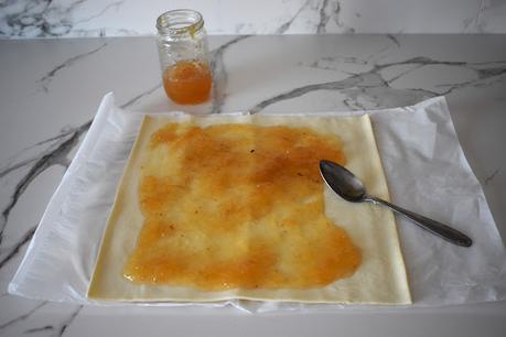 Coca de hojaldre con almendras relleno de cabello de ángel