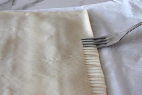 Coca de hojaldre con almendras relleno de cabello de ángel