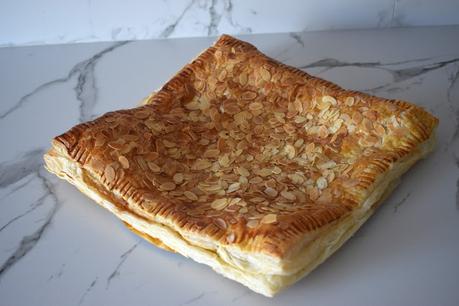 Coca de hojaldre con almendras relleno de cabello de ángel