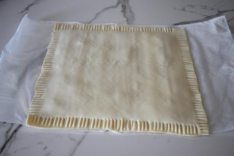 Coca de hojaldre con almendras relleno de cabello de ángel