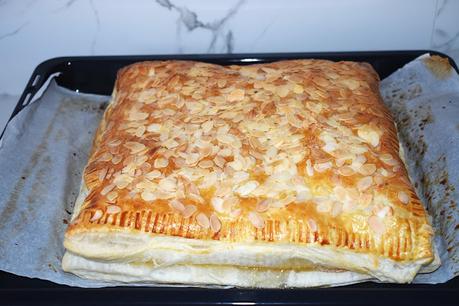 Coca de hojaldre con almendras relleno de cabello de ángel