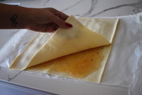 Coca de hojaldre con almendras relleno de cabello de ángel