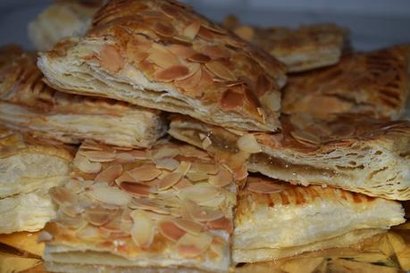 Coca de hojaldre con almendras relleno de cabello de ángel
