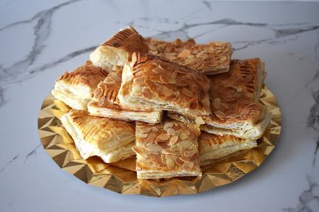 Coca de hojaldre con almendras relleno de cabello de ángel