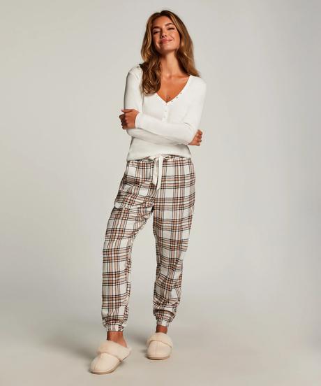 Una selección de pijamas de mujer y camisones