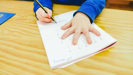 Ventajas de escribir a mano para los niños: Descubre los beneficios de esta práctica tradicional