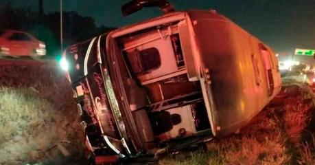 Se registra volcadura de camión de transporte de personal sobre carretera 57 y eje 130