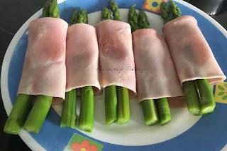 Rollitos de espárragos gratinados Rollitos de espárragos gratinados