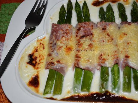 Rollitos de espárragos gratinados Rollitos de espárragos gratinados
