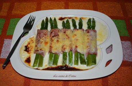 Rollitos de espárragos gratinados Rollitos de espárragos gratinados