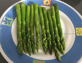 Rollitos de espárragos gratinados Rollitos de espárragos gratinados