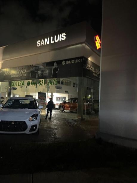 Ebria conductora choca contra la agencia Suzuki y mata a velador