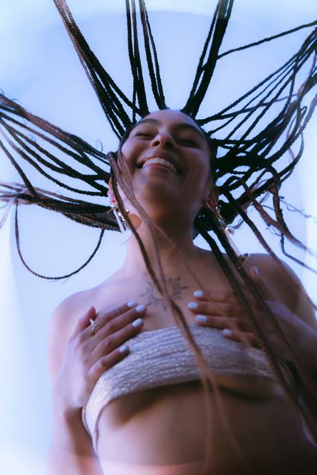 Baby Chamblas nos invita a su introspectivo viaje con “Pasa El Tiempo”, su nuevo single y videoclip Baby Chamblas 1