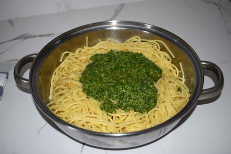 Espaguetis con salsa pesto