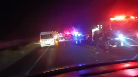 Camioneta y tráiler chocan en carretera a Villa de Reyes : dos personas calcinadas