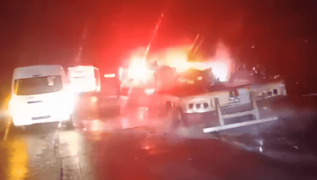 Camioneta y tráiler chocan en carretera a Villa de Reyes : dos personas calcinadas