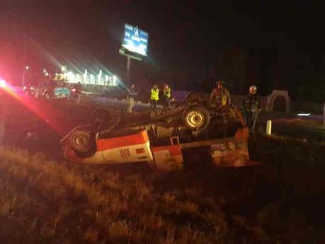 Chocan camioneta de Potogas y camión de Red Ambiental en la Carretera 57; bomberos evitan tragedia