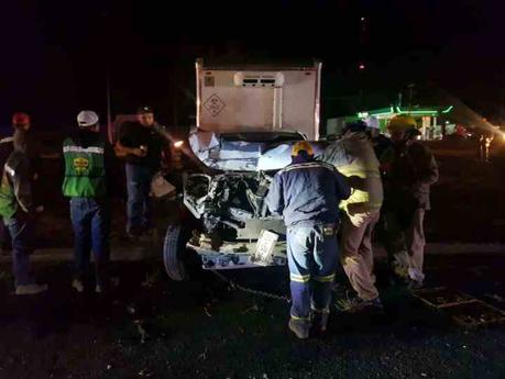 Chocan camioneta de Potogas y camión de Red Ambiental en la Carretera 57; bomberos evitan tragedia