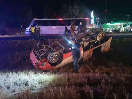 Chocan camioneta de Potogas y camión de Red Ambiental en la Carretera 57; bomberos evitan tragedia