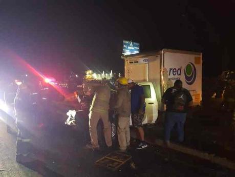 Chocan camioneta de Potogas y camión de Red Ambiental en la Carretera 57; bomberos evitan tragedia