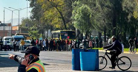 Padres de Familia bloquean la Alameda pidiendo se retomen clases en jardin de niños Ferrocarriles Nacionales