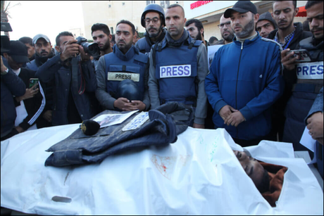 Los periodistas palestinos dejan de informar «a un mundo que desconoce la palabra humanidad»