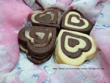 BISCUITS MARBRÉS EN FORME DE CŒUR / HEART-SHAPED MARBLED COOKIES / GALLETAS MARMOLADAS EN FORMA DE CORAZÓN / بسكويت رخامي على شكل قلب BISCUITS MARBRÉS EN FORME DE CŒUR / HEART-SHAPED MARBLED COOKIES / GALLETAS MARMOLADAS EN FORMA DE CORAZÓN / بسكويت رخامي على شكل قلب
