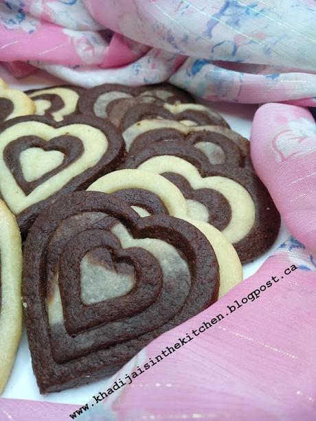 BISCUITS MARBRÉS EN FORME DE CŒUR / HEART-SHAPED MARBLED COOKIES / GALLETAS MARMOLADAS EN FORMA DE CORAZÓN / بسكويت رخامي على شكل قلب BISCUITS MARBRÉS EN FORME DE CŒUR / HEART-SHAPED MARBLED COOKIES / GALLETAS MARMOLADAS EN FORMA DE CORAZÓN / بسكويت رخامي على شكل قلب