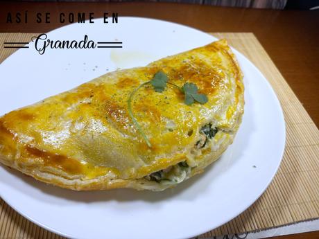 Calzone de salmón y crema de espinacas en hojaldre