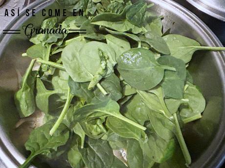 Calzone de salmón y crema de espinacas en hojaldre Calzone de salmón y crema de espinacas en hojaldre