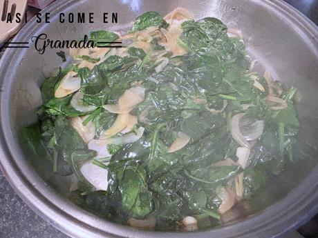 Calzone de salmón y crema de espinacas en hojaldre Calzone de salmón y crema de espinacas en hojaldre